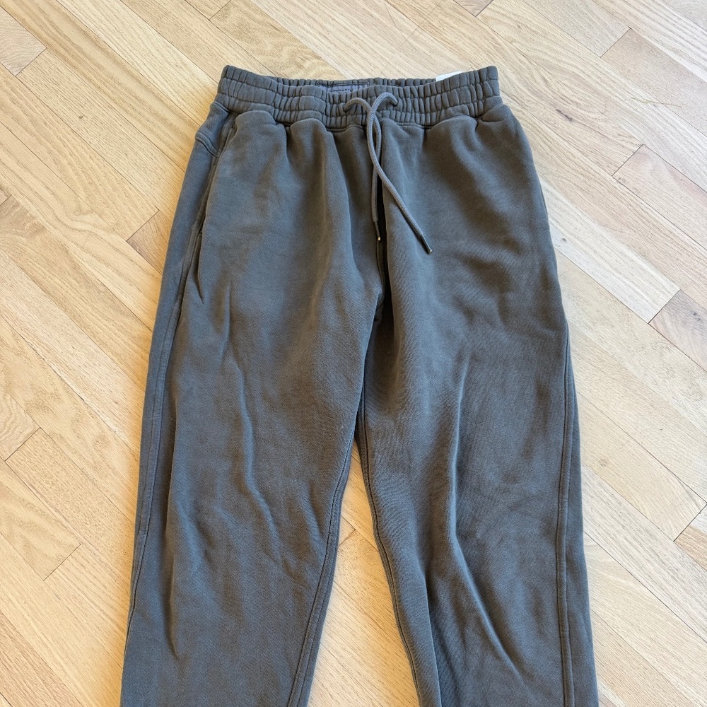 Abercrombie & Fitch Men's Essential Cinched Relaxed Sweatpants Short in Green XS